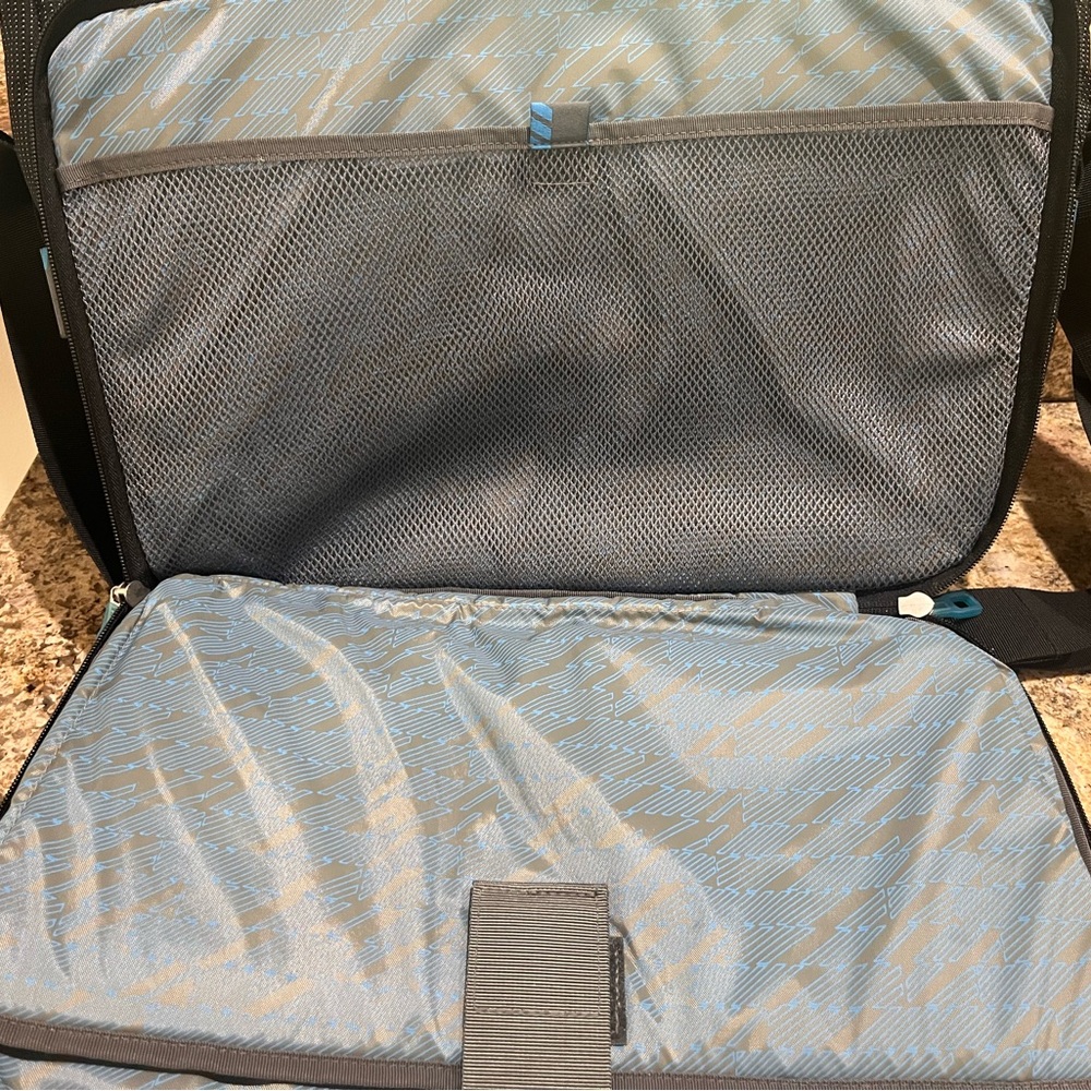 THULE LAPTOP/MESSENGER BAG/CROSSBODY - Picture 7 of 7